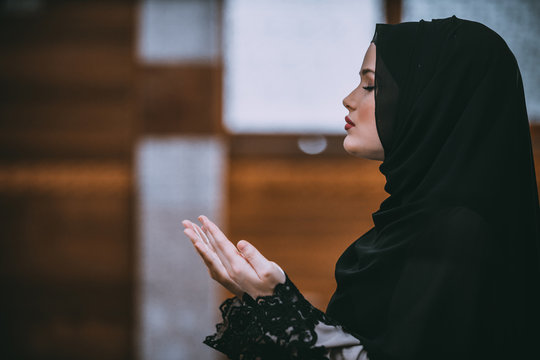 muslim woman praying in mosque