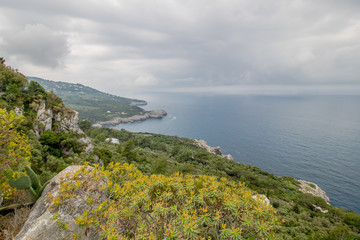 Die steinige Westküste der Insel Capri mit ihrem wunderschönen Wanderpfad und einigen kleinen Festungsruinen.
