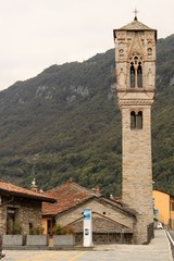 Fototapeta na wymiar Markanter Kirchturm von Santa Maria Maddalena in Ossuccio