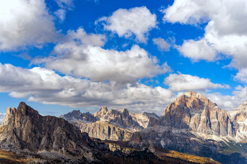 Obraz premium Colorful scenic view of majestic Dolomites mountains in Italian Alps. Landscape photo of colorful trees and rocky mountains in the the Italian Dolomites during autumn time.