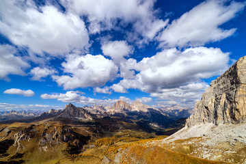 Obraz premium Colorful scenic view of majestic Dolomites mountains in Italian Alps. Landscape photo of colorful trees and rocky mountains in the the Italian Dolomites during autumn time.