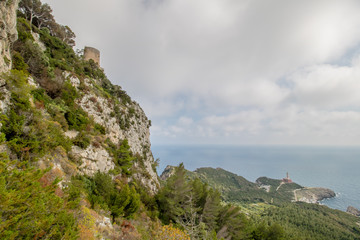 Die steinige Westküste der Insel Capri mit ihrem wunderschönen Wanderpfad und einigen kleinen Festungsruinen.