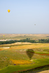Silueta de globo volando en el campo