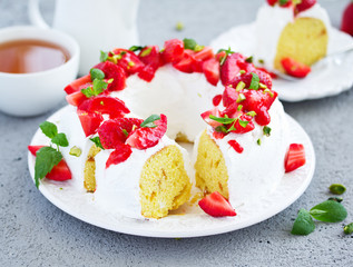 Vanilla cake with cream and strawberries.
