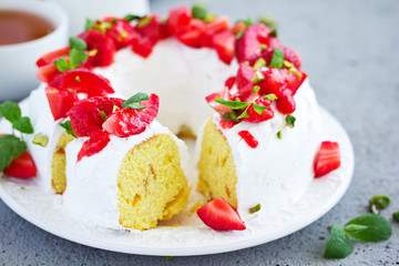 Vanilla cake with cream and strawberries.
