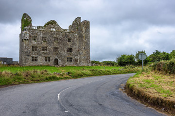 Fototapeta na wymiar Ruins of Leamaneh Castle in Irelad