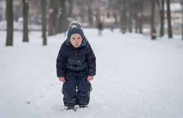 Fototapeta na wymiar Young boy in the winter park