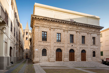 Fototapeta premium Piazza teatro nel Centro storico di Alghero (Sassari) - Sardegna - Italia