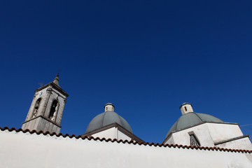 Fototapeta na wymiar Campanile chiesa e cupole