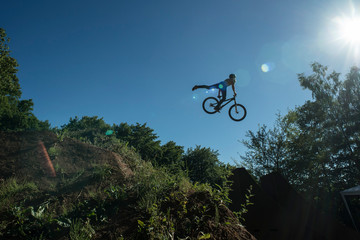 Biker macht einen Stunt