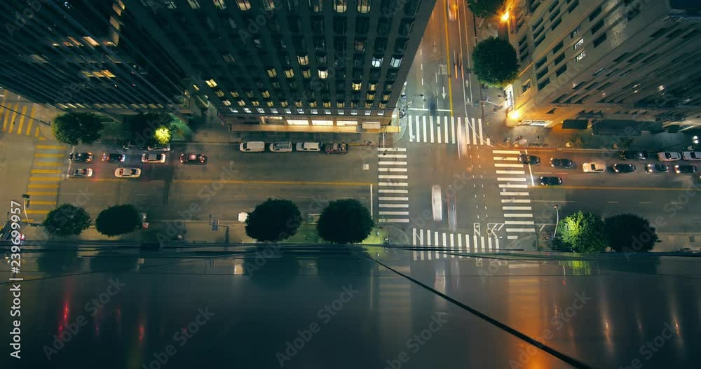 Aufkleber Traffic and street intersection reflecting on metal building wall in downtown Los Angeles. View from above. 4K Timelapse.