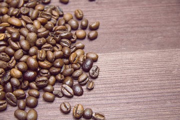 Kaffeebohnen auf Holz Hintergrund.