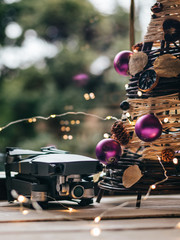 Świąteczny dron i choinka oświetlone lampkami