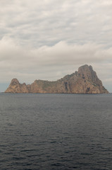 Fototapeta na wymiar The island of es vedra from behind from a boat