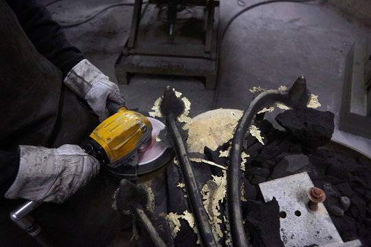 Arbeiter mit Trennschleifer Flex in Metall Werkstatt