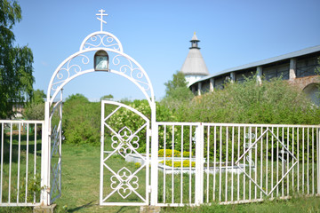 Fototapeta premium NIZHNY NOVGOROD, RUSSIA - MAY 22, 2015: Trinity Makaryev Zheltovodsky Monastery located on the cost of Volga river in Nizhny Novgorod region