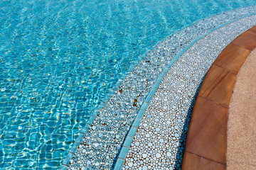 Obraz premium Upiększ odkryty basen czystą wodą. Tło lato do podróży z miejsca na kopię.