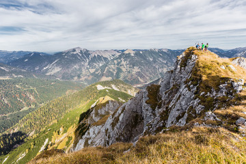 Drei Wanderer am Torkopf im Karwendelgebirge, Blickrichtung Hinterriß, Tirol, Österreich.