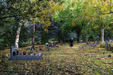 Veuve en noir au cimeti&egrave;re colombarium.