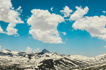 Besneeuwde toppen van de bergen van Pakistan, regio Gilgit Baltistan