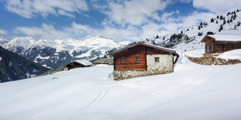 Fototapeta na wymiar Schihütte in einer Winterlandschaft als Panorama