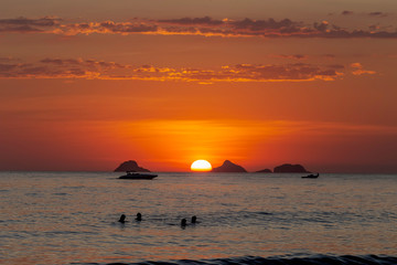 Fototapeta na wymiar Sunset in Ipanema Beach, Rio de Janeiro, Brazil.