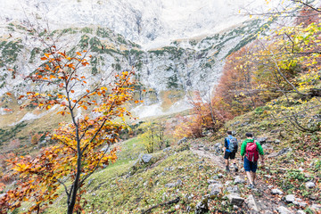 Wanderer steigen  im Karwendelgebirge vom Torkopf ins Gamskar Richtung Hinterri&szlig; ab, Tirol, &Ouml;sterreich.