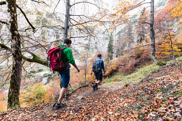 Wanderer steigen  im Karwendelgebirge vom Torkopf ins Gamskar Richtung Hinterriß ab, Tirol,...