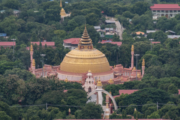Vista aerea de una pagoda dorada en Mandalay, Myanmar