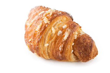Croissant fresco su fondo bianco