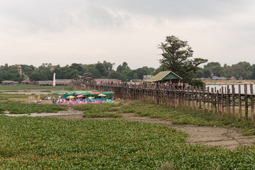 Antiguo puente de U Bein de madera de teca, Amarapura. Myanmar