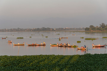 Barco con turista esperando el atardecer en Amarapura. Myanmar