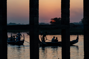 Fototapeta premium Atardecer en el antiguo puente U Bein, Amarapura. Myanmar