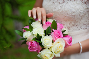 Obraz na płótnie Canvas bride holding a wedding bouquet