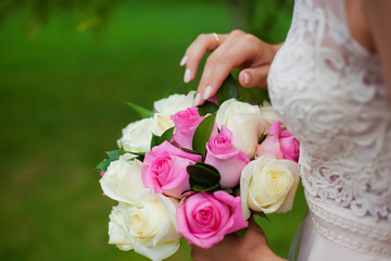 Obraz na płótnie Canvas bride with wedding bouquet