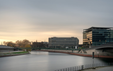 Die Spree am Berliner Hauptbahnhof am Kapelle Ufer, Langzeitbelichtung