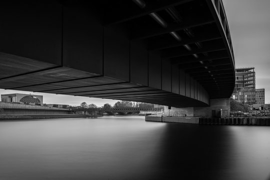 Fototapeta Hugo Preuss Brücke in Berlin, Langzeitbelichtung, Schwarz, Weiss