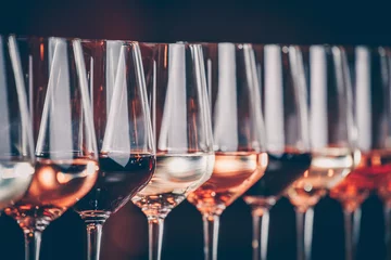 Fototapeten Weingläser in einer Reihe. Buffet-Tischfeier der Weinprobe. Nachtleben, Feiern und Unterhaltungskonzept © Ekaterina_Molchanova