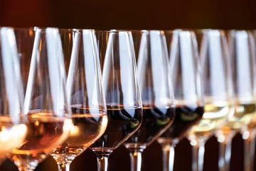 Foto op Plexiglas Wijnglazen op een rij. Buffet tafel viering van wijnproeven. Nachtleven, feest en entertainment concept © Ekaterina_Molchanova