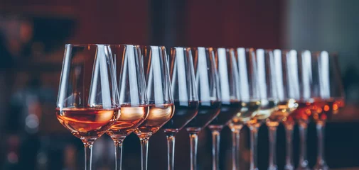 Keuken spatwand met foto Wine glasses in a row. Buffet table celebration of wine tasting. Nightlife, celebration and entertainment concept © Ekaterina_Molchanova
