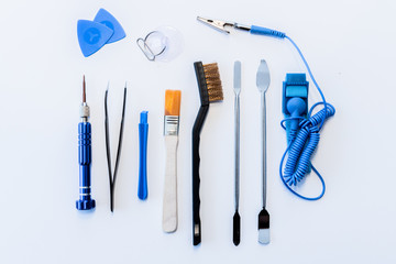 Kit d'outils bleu pour réparation de smartphone moderne vue de hauty sur fond blanc