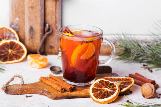 Świąteczny grzaniec z pomarańczami, cynamonem, anyżem i goździkami. Grzane wino na Boże Narodzenie, 