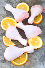 Rohe Hähnchenkeulen mit Orangen	