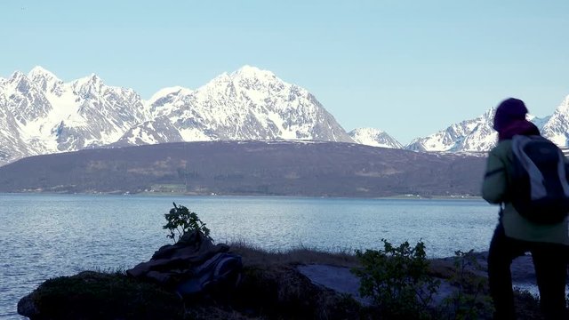 Eine Frau tritt auf eine Aussichtsplattform und genie&szlig;t die Aussicht in Norwegen