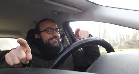Uomo alla guida dell'auto in inverno - concentrato