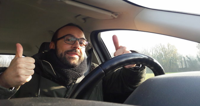 Uomo alla guida dell'auto in inverno - concentrato