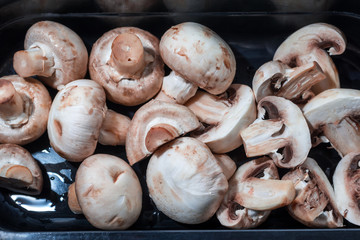 champignons lie on a black surface