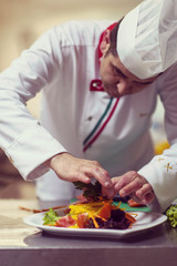 Obraz na płótnie Canvas chef serving vegetable salad
