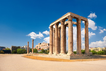 Fototapeta premium Temple of Zeus with Acropolis on the background in Athens, Greece