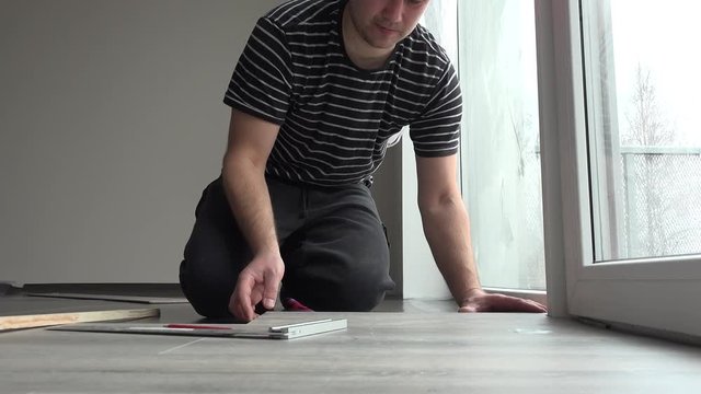 builder guy lay laminate flooring.